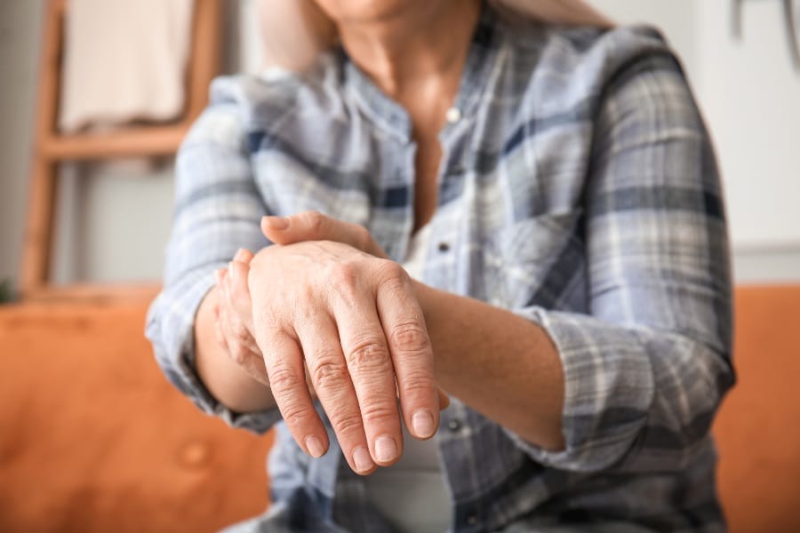 A woman suffering from Parkinson's disease symptoms