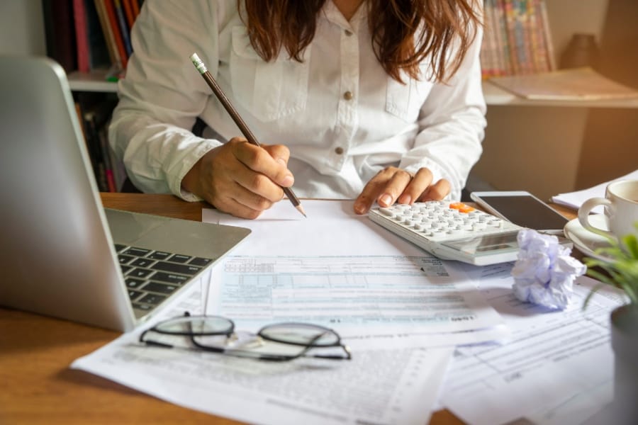 per diem nurse working on a budget at home