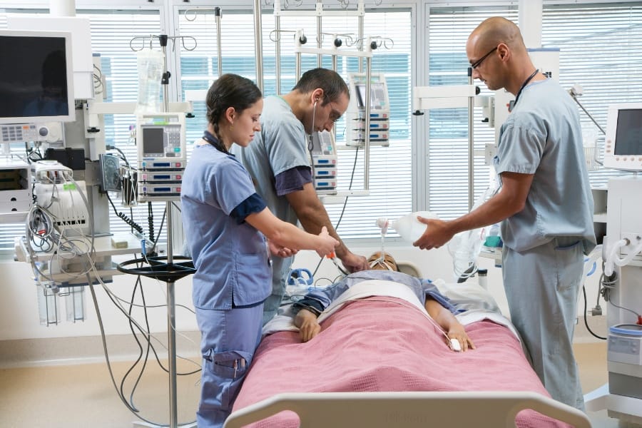 nurses working in intensive care